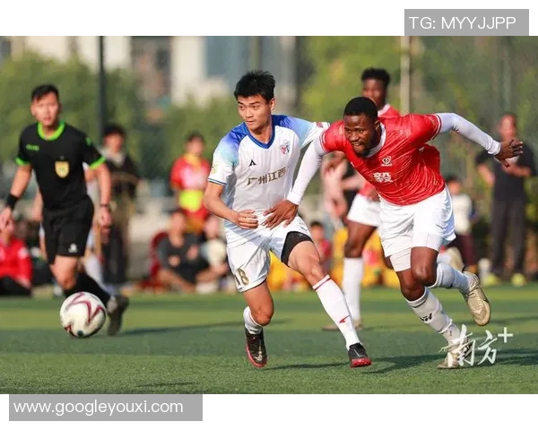 激烈对决：足球赛场上超越极限的团队协作与个人英雄主义较量