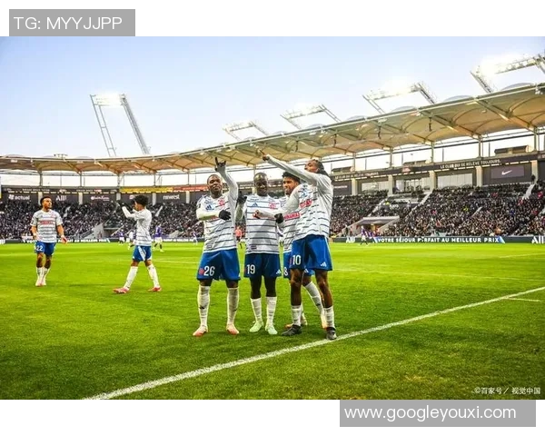 现代足球战术演变与创新分析 如何在比赛中实现攻守平衡与团队协作